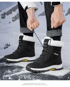 Detalle de botas de nieve impermeables con cuello de pelo sintético y suela de goma rugosa