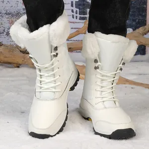 Detalle de botas de nieve blancas con costuras acolchadas y forro de pelo sintético