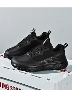 Dettaglio scarpe da corsa nere traspiranti su una cassa con scritte SINCE 2058 laterali