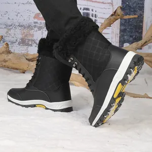Detalle de botas de nieve acolchadas con cuello de piel y suela antideslizante en nieve