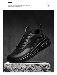 Dettaglio macro delle scarpe da corsa in mesh traspirante nero su base in pietra