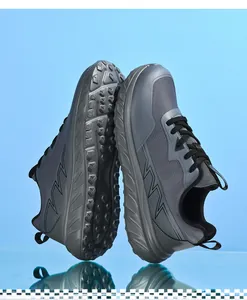 Dettaglio della suola antiscivolo e tomaia in mesh su scarpe sportive grigio scuro