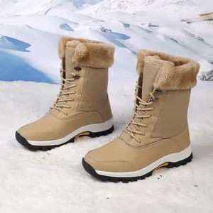 Detalle macro de botas de nieve color camel con textura acolchada y forro de felpa aislante
