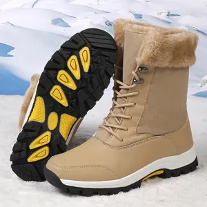 Detalle de botas de nieve caqui con forro de piel sintética y suela de goma antideslizante