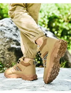 Primer plano de botas de exterior caqui con forro de felpa cálida y suelas de goma de agarre