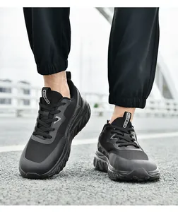 Dettaglio macro della tomaia in mesh traspirante e etichetta sulla linguetta delle scarpe