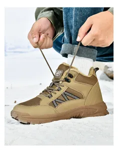 Detalle de botas de nieve caqui con forro de felpa cálido y suelas de goma antideslizantes