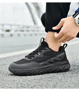 Dettaglio scarpe da corsa nere traspiranti con scritta SINCE 2024 sulla linguetta