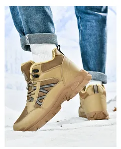 Detalle de botas altas de invierno con forro de felpa y suela de goma robusta en la nieve