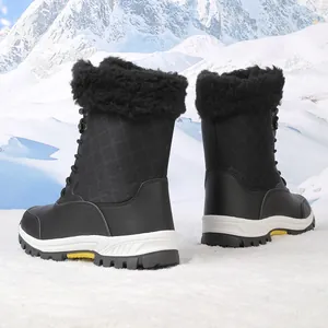 Detalle de botas de invierno con forro de piel sintética sobre una superficie nevada