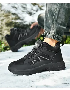 Detalle de botas cálidas de invierno negras con forro de felpa y suelas de goma antideslizantes