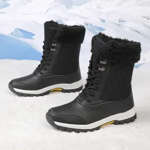 Detalle de botas de nieve negras con tejido acolchado y ribete de piel sintética
