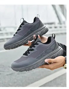 Dettaglio di scarpe da corsa in mesh grigio con texture traspirante e suola ammortizzata