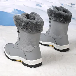 Detalle de botas de nieve grises con diseño acolchado y forro de piel sintética suave