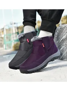 Detail der Thermo-Schneestiefel mit grauem Kunstfellfutter und rutschfesten Gummisohlen