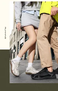 Vista detallada de las suelas gruesas antideslizantes y el diseño de zapatillas deportivas casuales