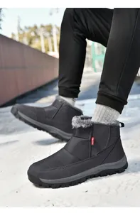 Außenaufnahme mit dickem Plüschfutter und rutschfester Sohle dieser Winterstiefel