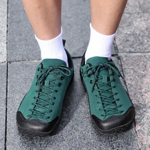 Chaussures de randonnée pour hommes en cuir vert foncé avec lacets ronds sur pierre