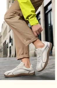 Vista urbana de zapatillas de cuero beige con suelas de goma antideslizantes marrones