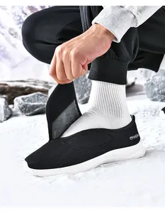 Detail van brede thermische katoenen schoenen met klittenbandsluiting en pluche voering