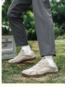 Primer plano de zapatillas casuales beige con suelas de goma para actividades al aire libre