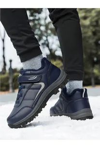 Detalle de zapatos de invierno cálidos con forro de piel sintética y suela antideslizante