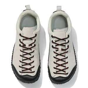 Chaussures de randonnée en cuir blanc cassé avec bout en caoutchouc et lacets rouges