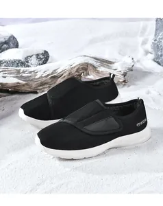 Detail van zwarte winterschoenen met fleecevoering en witte rubberen zool buiten