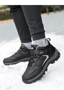 Detalle de bota de nieve negra con forro cálido de pelo sintético gris y suela antideslizante