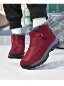 Detailansicht weinroter Winterschuhe mit wasserfestem Stoff und dickem Kunstfell-Innenfutter