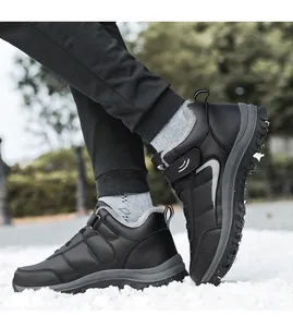 Detalle del forro interior cálido y suela antideslizante de botas de nieve para hombre