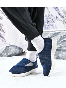 Donkerblauwe winterschoenen voor senioren met brede pasvorm en sneeuwachtergrond