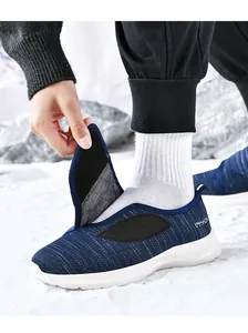 Detail van donkerblauwe winterschoenen met warme fleecevoering en brede gemakkelijke instap