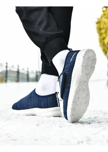 Buitenfoto in sneeuw van brede marineblauwe winterschoenen met klittenband en zool