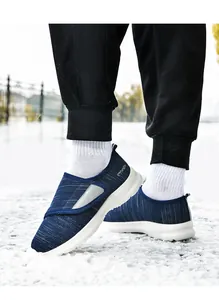 Macro-opname van blauwe winterschoen met klittenbandsluiting en witte dempende zool buiten