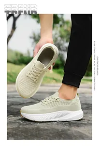 Détail de la tige en maille beige respirante et de la semelle épaisse de la chaussure homme
