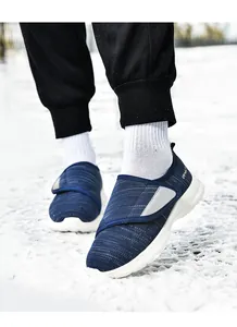 Detailweergave van marineblauwe thermische winterschoenen met verstelbare klittenband