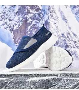Detailopname van blauwe winterschoen met dikke antislipzool op sneeuwachtergrond