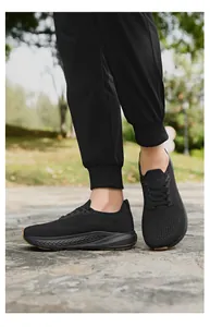 Gros plan extérieur de baskets en maille noire respirante avec semelles antidérapantes