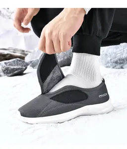 Detail van brede winterschoen met warme pluche voering en gemakkelijke instap