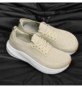Détail de baskets en mesh beige grande taille avec semelles épaisses en mousse et crampons