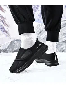 Close-up van zwarte ademende mesh wandelschoenen met klittenband op een sneeuwachtergrond