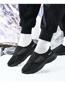 Detailoverzicht van zwarte winterwandelschoen met ademend mesh en warme voering