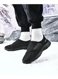 Zijaanzicht van zwarte ademende mesh winterschoenen met Fashion-tekst op de sneeuwgrond