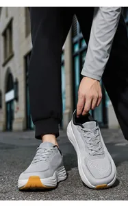 Dettaglio scarpe da corsa in mesh traspirante con suole spesse ammortizzate in strada