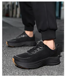 Vista laterale di scarpe da corsa in mesh nero con suola spessa ammortizzata su strada
