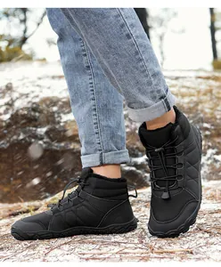 Detailopname van zwarte snowboots met pluche voering en robuuste slipvaste rubberen zool