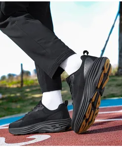 Dettaglio scarpe da corsa a pianta larga con tomaia in mesh e suola ammortizzata nera