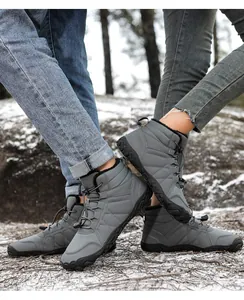 Detail van grijze snowboots met warme voering van imitatiebont en handig trekkoord