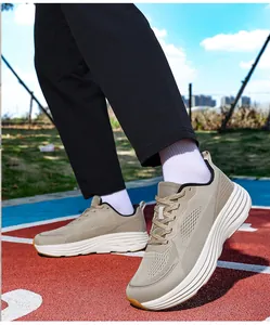 Macro di scarpe da corsa in mesh kaki con suole spesse e ammortizzate per sport